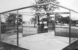 Dan Graham, Pavillon / Sculpture for Argonne, 1978-1981, Argonne National Laboraites,Illinois. (Thierry de Duve, « Ex Situ », dans Les Cahiers du MNAM, n°27, printemps 1989, p. 42.)