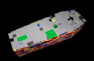 2012 LE DERNIER JEU Cercueil de lego de couleur 120 x 60 x 40 cm  [taille d’un enfant de 8 ans] Présenté avec son kit de montage de 2 tomes de 380 pages  et sa boite de rangement