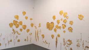 Lionel Estève, Normal Luck, 2015, installation de plantes dorées à la feuille d'or. © Martina Furno