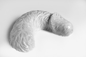 Pet Penis (2015). Porcelaine émaillée. 40 x 34 x 11 cm Réalisé dans le cadre du Post-diplôme Kaolin, École Nationale Supérieure d’art de Limoges. 