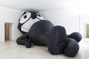Mark Leckey, Inflatable Felix, Chat gonflé, 2015 ©courtesy Madre et Mark Leckey