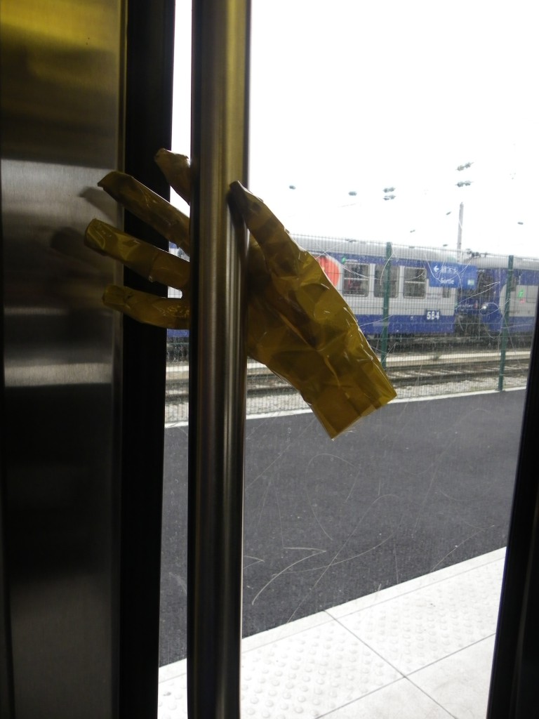 Main accrochée à une barre près des portes