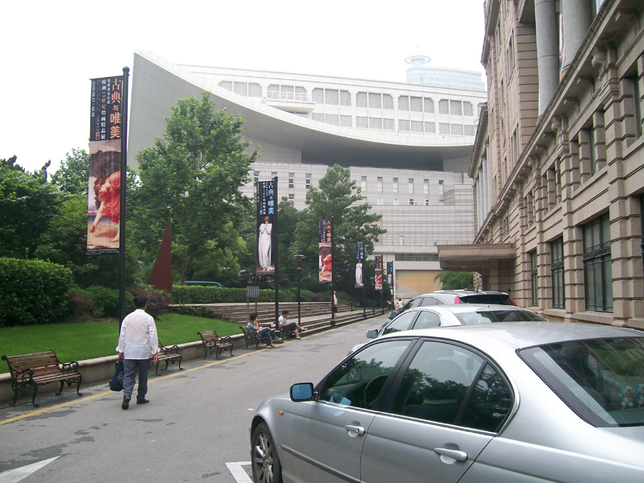 allee-pour-se-rendre-au-musee-dart-de-shanghai.jpg